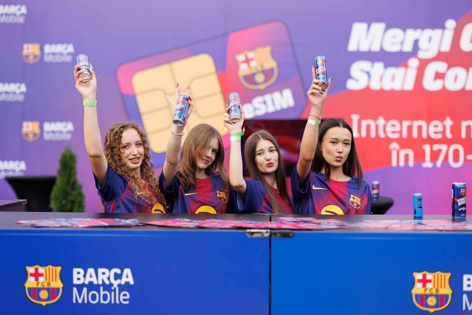 Cans raised at the Barça Mobile stand