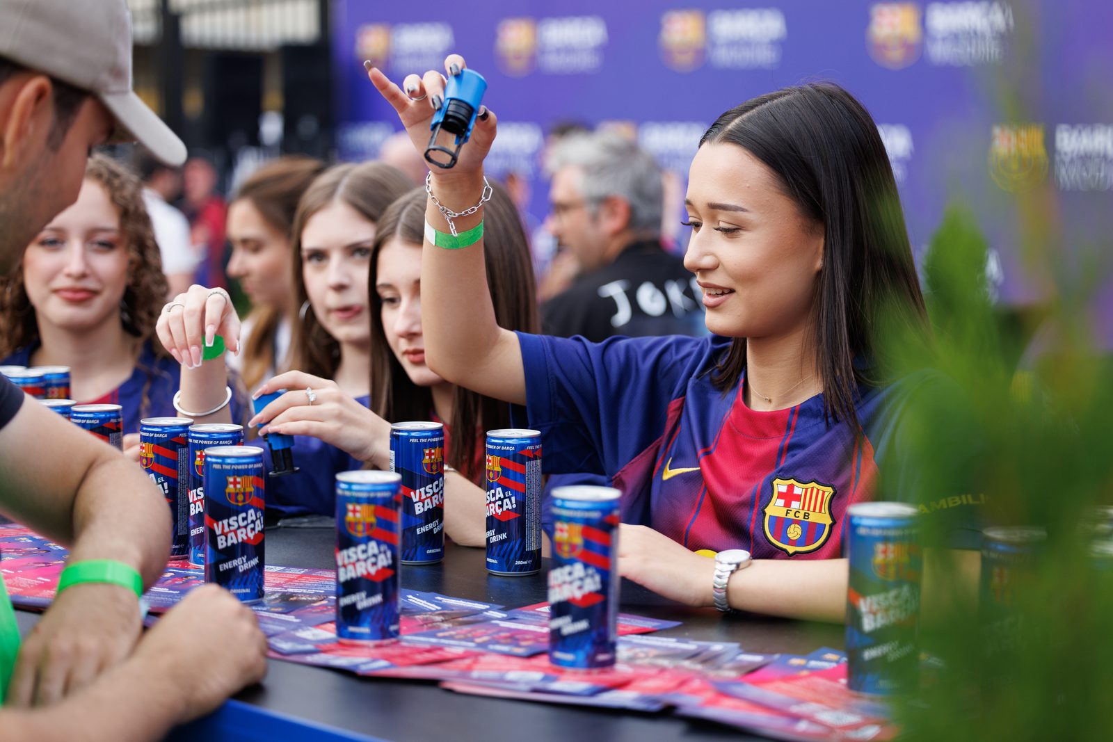 Sampling Barça Energy Drink at the counter